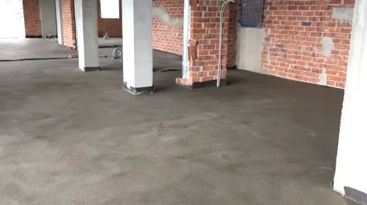 Instalación de mortero autonivelante para suelos nivelados